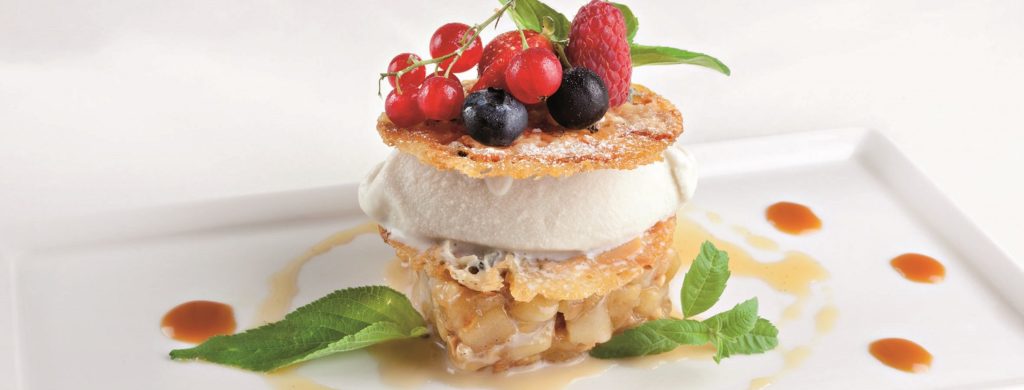 Millefeuille de Poire et Fourme d’Ambert, coulis de caramel et ses fruits rouges