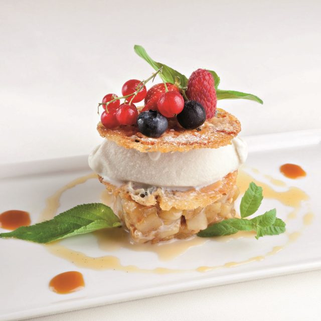 Millefeuille de Poire et Fourme d’Ambert, coulis de caramel et ses fruits rouges