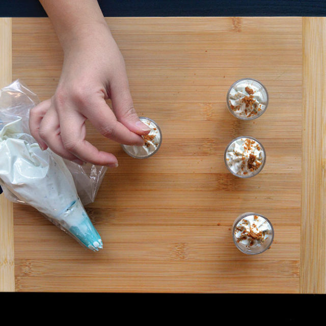 Étape 6 - Recette Crumble de spéculoos mousse de Fourme d’Ambert au poivre timut