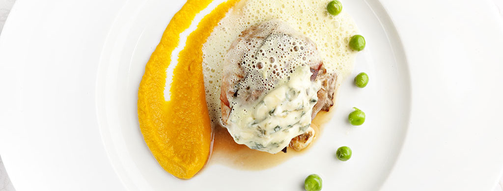 Filet mignon de veau au lard fumé et à la Fourme d’Ambert et son émulsion de petits pois