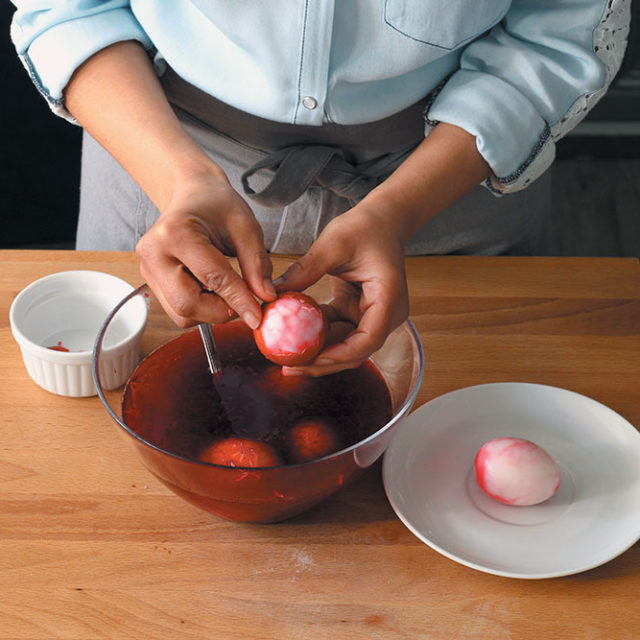 Étape 4 - Recette Oeufs marbrés à la betterave et farcis à la crème de Fourme d’Ambert