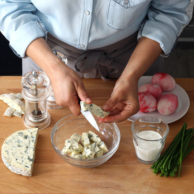 Étape 5 - Recette Oeufs marbrés à la betterave et farcis à la crème de Fourme d’Ambert