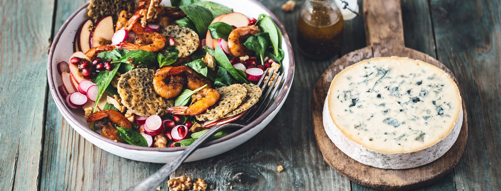 Salade colorée aux crevettes grillées et chips de Fourme d’Ambert