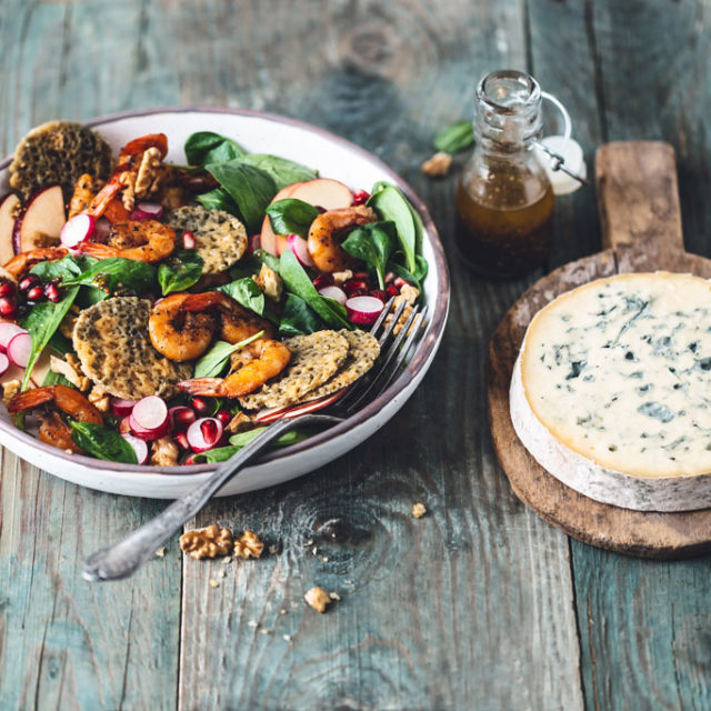 Salade colorée aux crevettes grillées et chips de Fourme d’Ambert