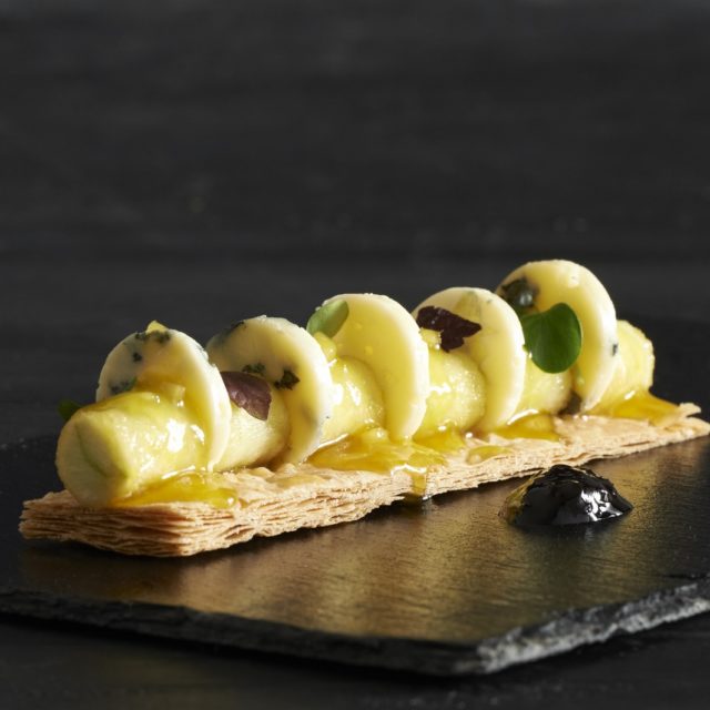 Allumette feuilletée à la pomme, Fourme d’Ambert et confit de mûres