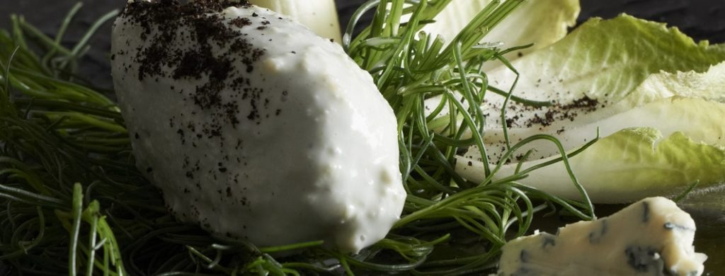 Glace à la Fourme d’Ambert, pain brûlé, salsola soda et endivette