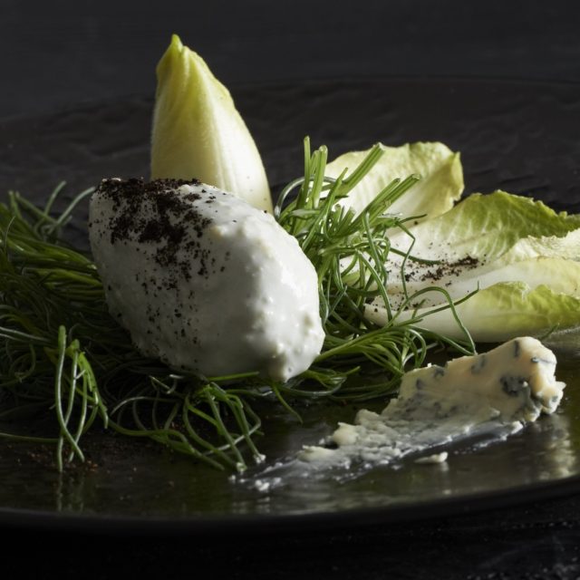 Glace à la Fourme d’Ambert, pain brûlé, salsola soda et endivette