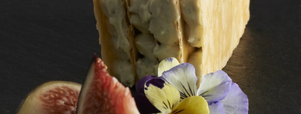 Millefeuille de Fourme d’Ambert au Sauternes, confiture de figues et figues rôties