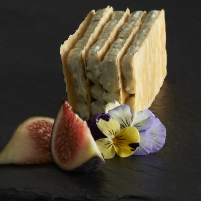 Millefeuille de Fourme d’Ambert au Sauternes, confiture de figues et figues rôties