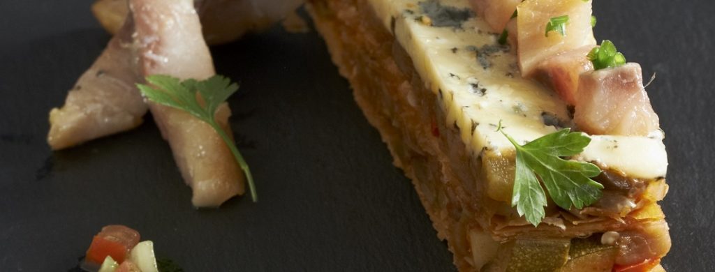 Feuilleté de légumes, Fourme d’Ambert gratinée, hareng fumé de la mer du Nord