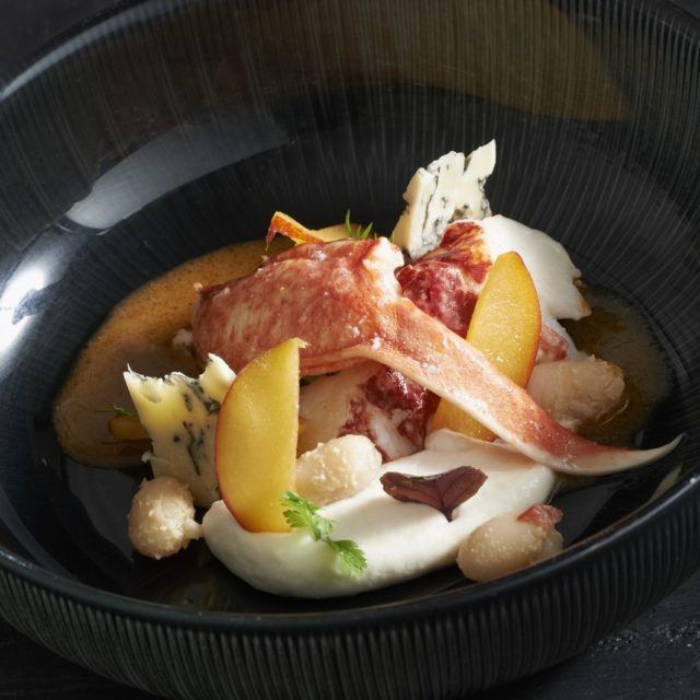 Homard en court-bouillon, crème de Fourme d’Ambert et de lingots du Nord