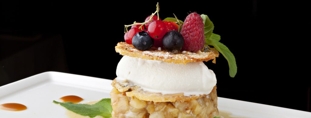 Millefeuille de poire et Fourme d’Ambert, coulis de caramel et ses fruits rouges