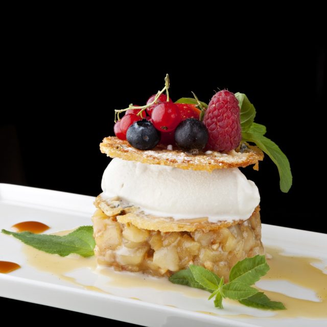 Millefeuille de poire et Fourme d’Ambert, coulis de caramel et ses fruits rouges