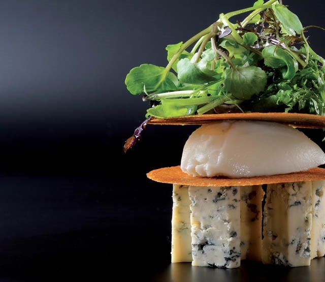 Millefeuille croustillant de Fourme d’Ambert et nougatine noisette