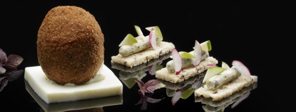 Oeuf croustillant et mousse à la Fourme d’Ambert, petits toasts au beurre de Fourme d’Ambert