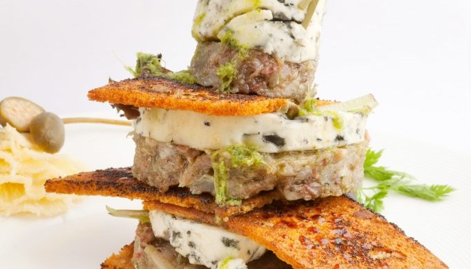 Burger aux pieds de cochon et Fourme d’Ambert