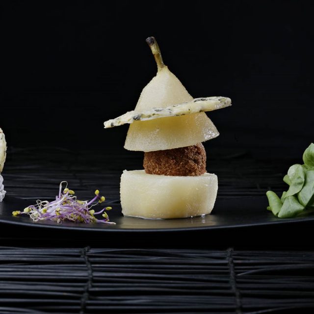 Poire pochée au Muscadet et son cœur crousti-fondant à la Fourme d’Ambert