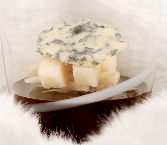 Poire pochée aux épices douces, Fourme d’Ambert et sauce chocolat