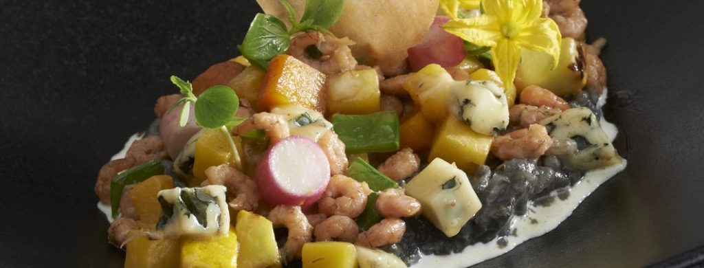 Risotto à l’encre de seiche et crevettes grises, Fourme d’Ambert, potimarron et petits légumes