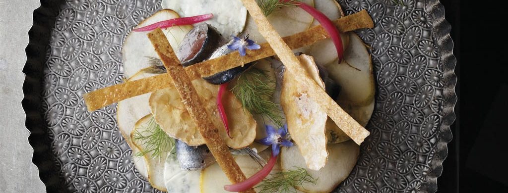 Sardine confite au sel, carpaccio de poire et Fourme d’Ambert, tuile au noix et pickles d’oignon rouge