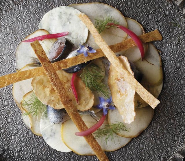 Sardine confite au sel, carpaccio de poire et Fourme d’Ambert, tuile au noix et pickles d’oignon rouge