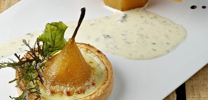 Tartelette à la Fourme d’Ambert et poire pochée aux épices