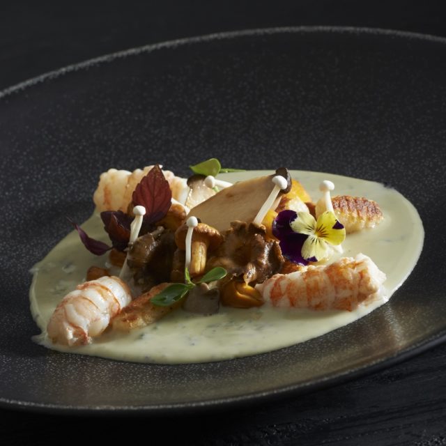 Poêlée de champignons aux oignons cébettes, crème de Fourme d’Ambert et langoustines rôties