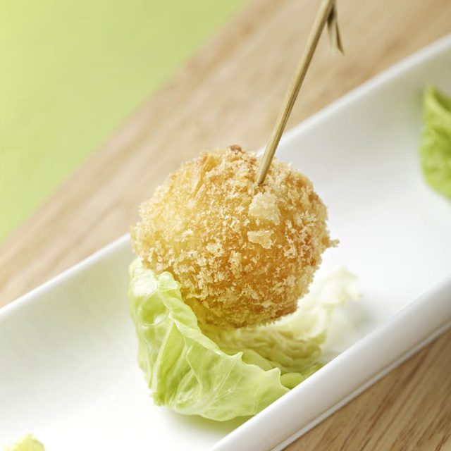 Sucette frie à la Fourme d’Ambert, salade à l’huile de noix