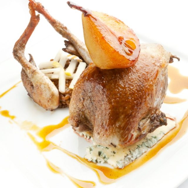 Suprême de Pigeon rôti à la Fourme d’Ambert et poire caramélisée