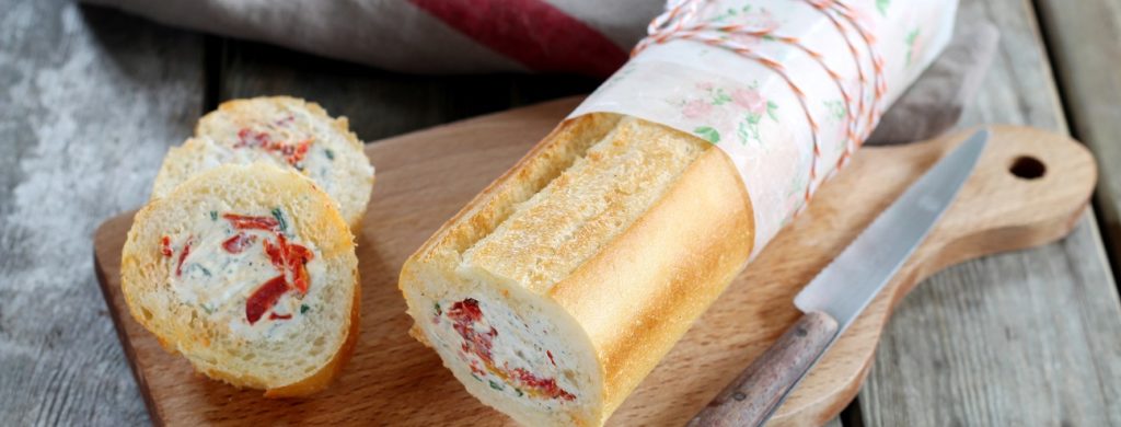 Baguette farcie à la Fourme d’Ambert et poivrons grillés