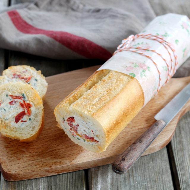 Baguette farcie à la Fourme d’Ambert et poivrons grillés