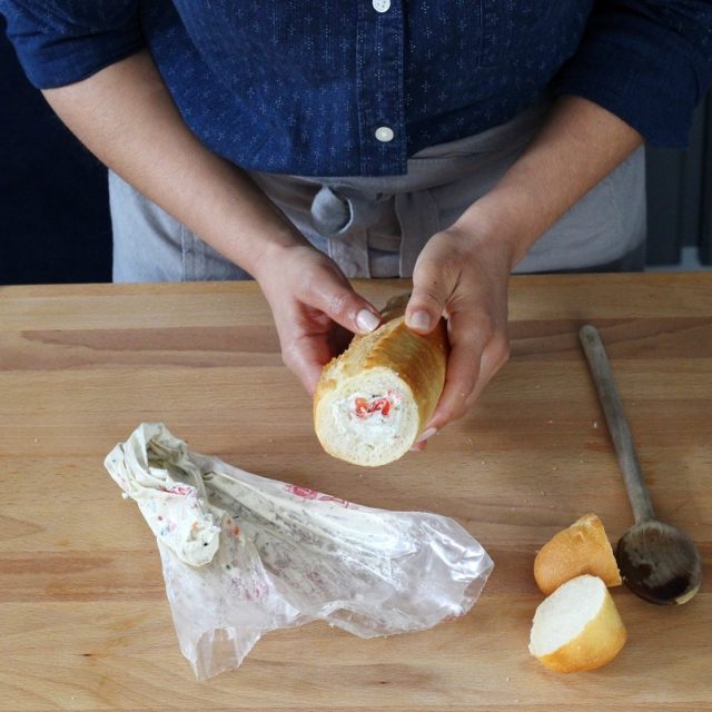 Étape 11 - Recette Baguette farcie à la Fourme d’Ambert et poivrons grillés