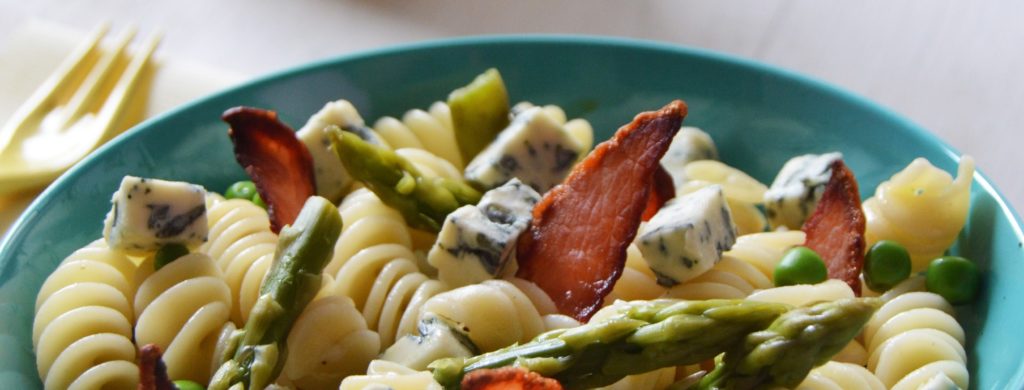 Salade de pâtes asperges, petits pois frais et Fourme d’Ambert