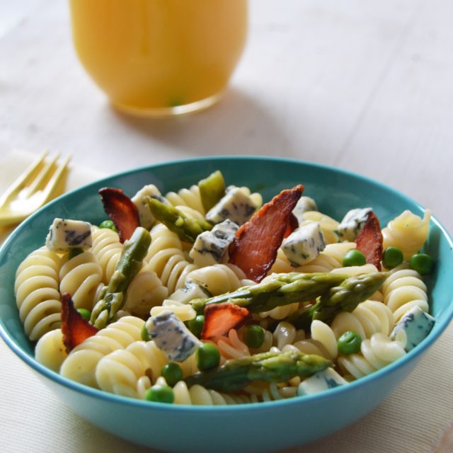 Salade de pâtes asperges, petits pois frais et Fourme d’Ambert