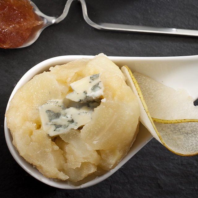 Terrine de poires caramélisées au miel du Lubéron et Fourme d’Ambert, pâte de coing