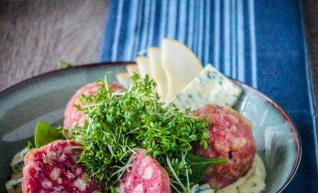 Rote Beete Knödel mit Fourme d’Ambert-Sauce