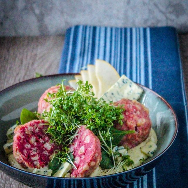 Rote Beete Knödel mit Fourme d’Ambert-Sauce