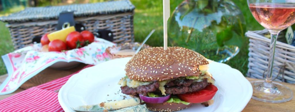 Sommerpicknick mit Blauschimmelkäse-Burgern vom Grill