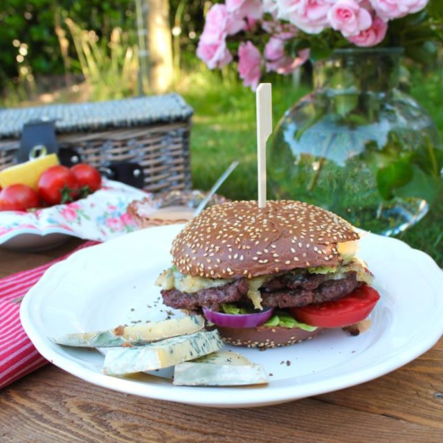 Sommerpicknick mit Blauschimmelkäse-Burgern vom Grill