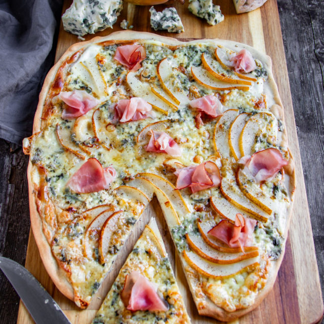 Flammkuchen mit Birnen und Fourme d’Ambert