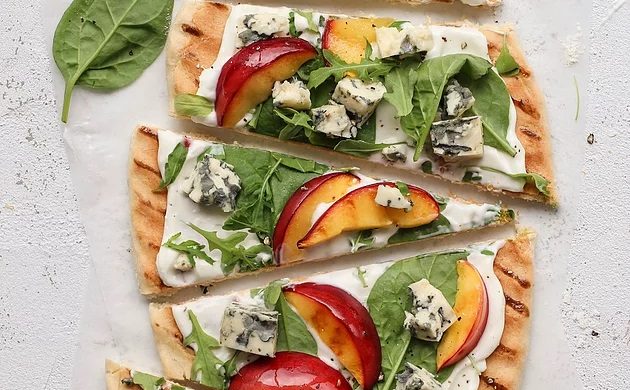 Flatbread vom Grill mit Fourme d’Ambert