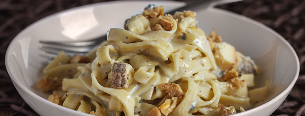 Tagliatelle mit cremiger Fourme d’Ambert Sauce und gerösteten Walnüssen