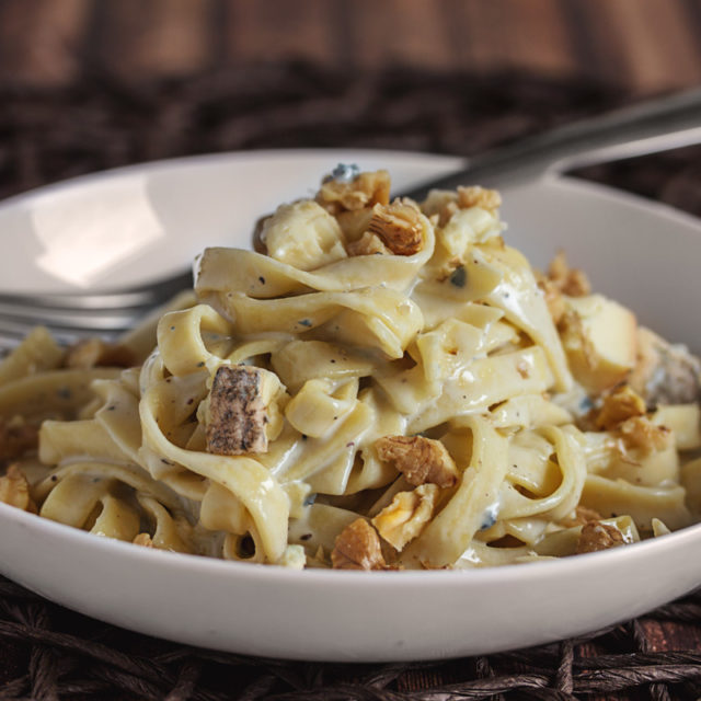 Tagliatelle mit cremiger Fourme d’Ambert Sauce und gerösteten Walnüssen