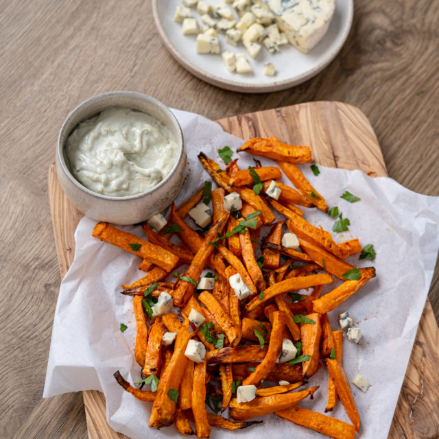 Frietjes van zoete aardappel en mayonaise van AOP Fourme d’Ambert