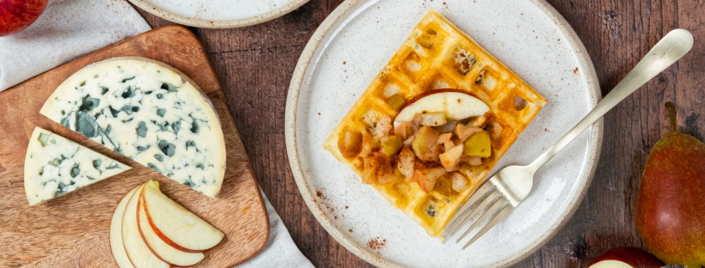 Brusselse wafels, appelmoes met kruiden en AOP Fourme d’Ambert