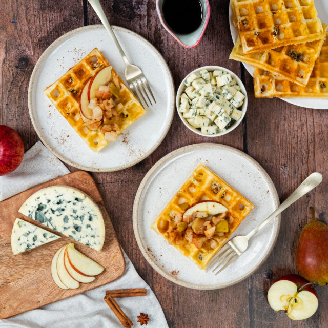 Brusselse wafels, appelmoes met kruiden en AOP Fourme d’Ambert