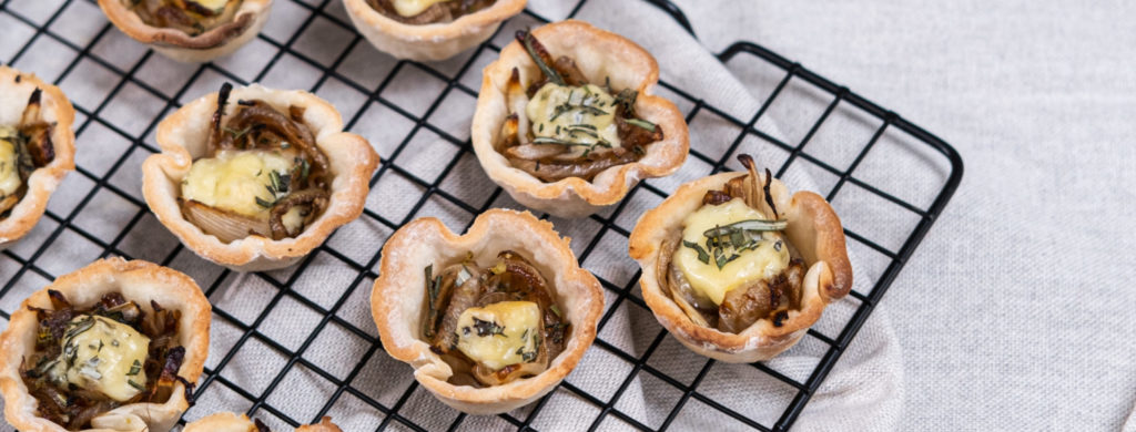 Mini tartelettes feuilletées aux oignons confit et Fourme d’Ambert AOP