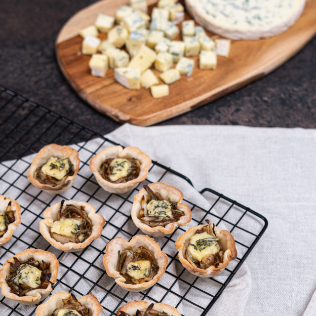 Mini tartelettes feuilletées aux oignons confit et Fourme d’Ambert AOP