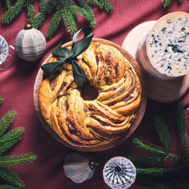 Kerstkrans met Fourme d’Ambert en eendenborst