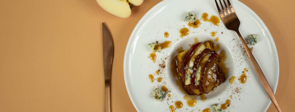 Cubes de brioche perdue, sauce aux pommes caramélisées et AOP Fourme d’Ambert